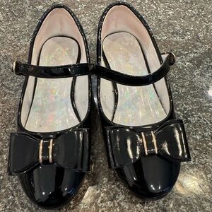 Girls patten leather shoes size 11c